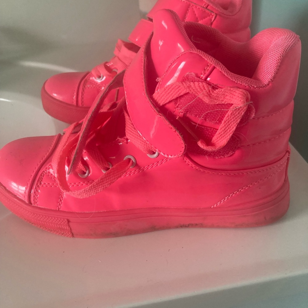 Hot pink sneakers size 7. Fun and vintage. Super comfy. Worn twice.